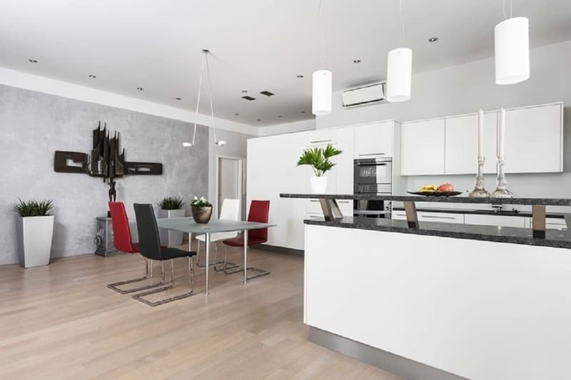Helle 2.5-Zimmer-Wohnung mit Balkon in Zürich-Seebach (2)