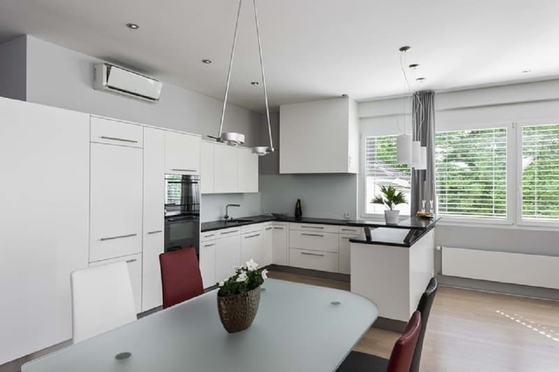 Helle 2.5-Zimmer-Wohnung mit Balkon in Zürich-Seebach (1)