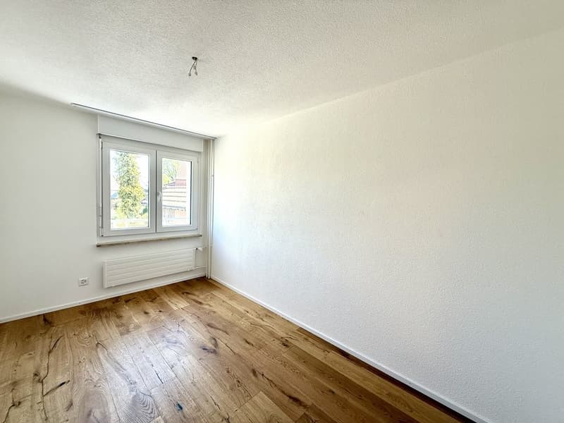 CHARMANTE 3.5 ZIMMER ATTIKAWOHNUNG ZU VERMIETEN (4)