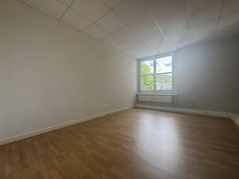 VIELSEITIGER GEWERBERAUM - IDEAL FÜR PRAXIS, MASSAGE ODER BÜRO (6)