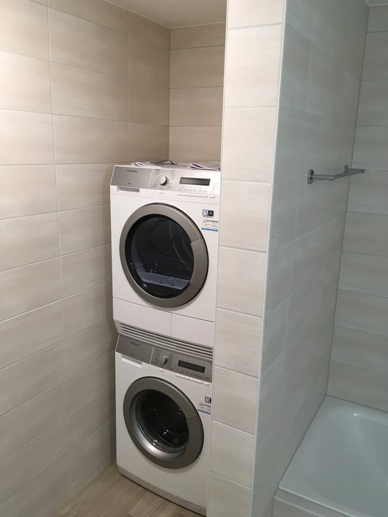 GROSSZÜGIGE UND MODERNE 2.5 ZIMMER-WOHNUNG IN REINACH AG (6)