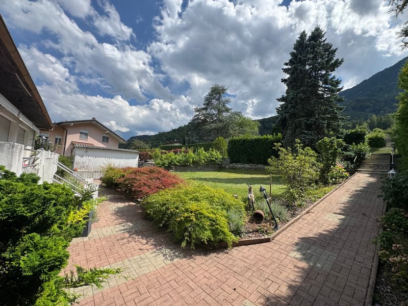 EN EXCLUSIVITÉ - Villa individuelle de 6 pièces à rénover, avec jardin et vue sur les montagnes (3)