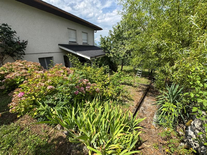 EN EXCLUSIVITÉ - Villa individuelle de 6 pièces à rénover, avec jardin et vue sur les montagnes (2)