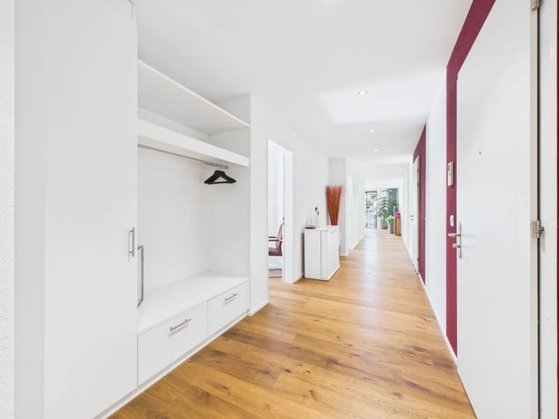 Exklusive 4.5-Zimmer-Wohnung mit grosszügiger Terrasse und Balkon (2)