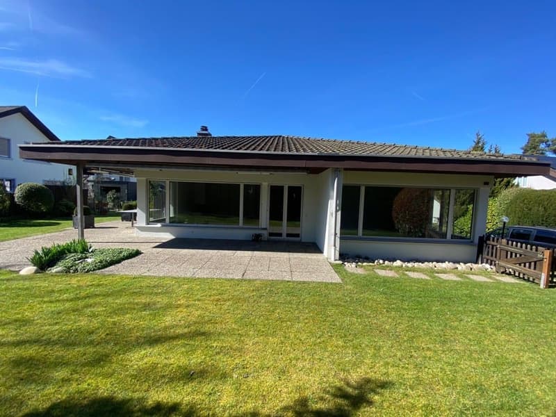 Exklusives 7.5-Zimmer-Haus mit grosser Gartenanlage und Doppelgarage (2)