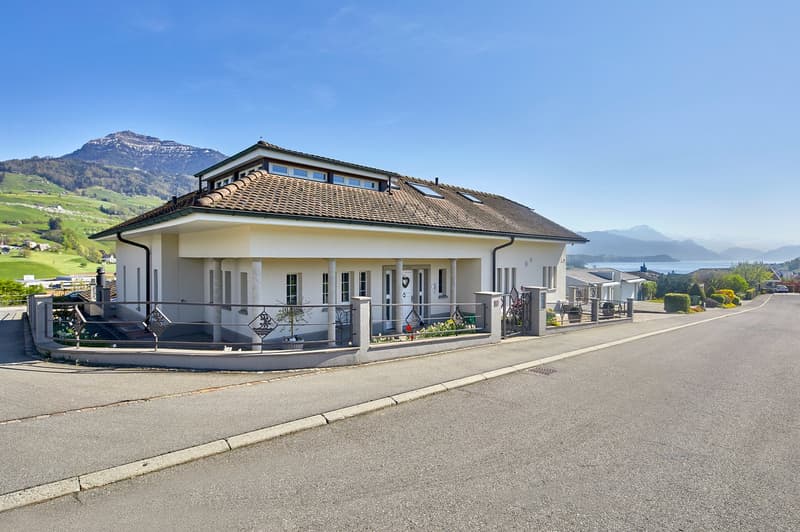 Viel Platz für die ganze Familie mit Sicht auf See und Berge (2)