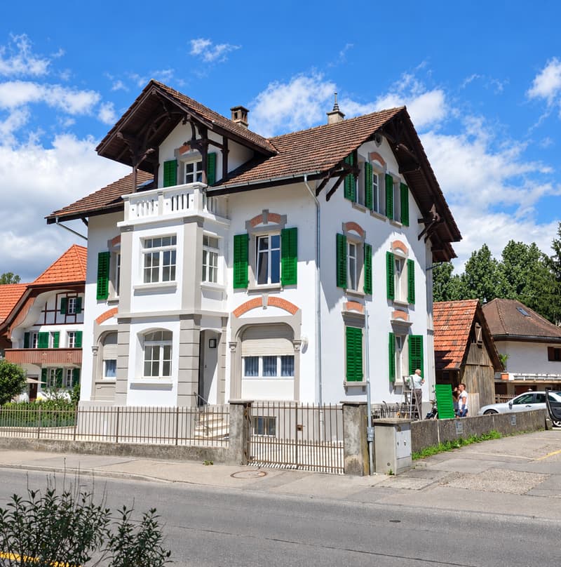 Historisches Mehrfamilienhaus mit drei Wohnungen und Mietpotenzial in Orpund (1)