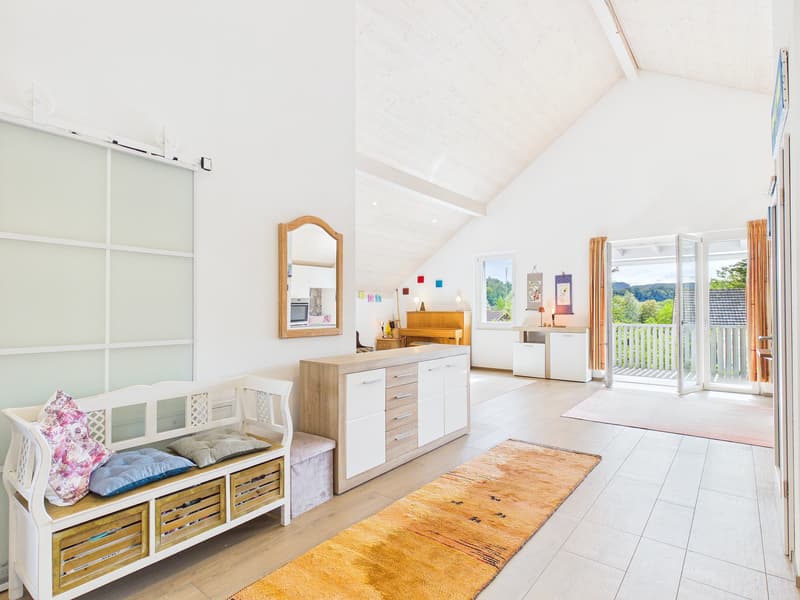 Stylische 3.5-Zimmer-Attikawohnung mit Balkon und direktem Liftzugang im Herzen von Zwingen (4)