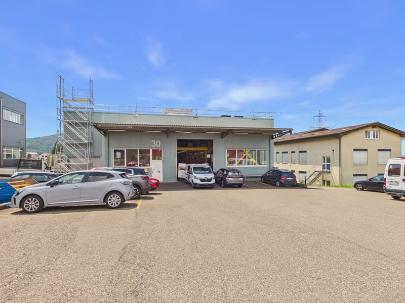 Attraktive Gewerbefläche mit Nasszone und Parkplatz / Strom & Wasser inklusive (1)
