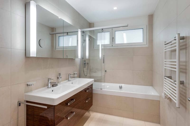 Salle de bains avec WC