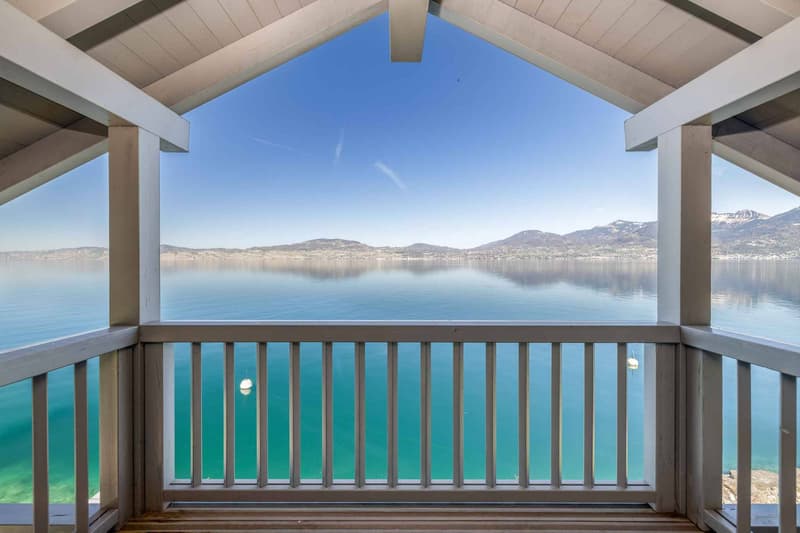Exclusivité Cardis - Villa contemporaine pieds dans l'eau avec garage à bateau (2)