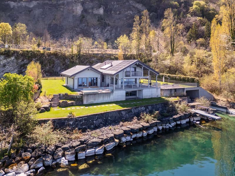 Exclusivité Cardis - Villa contemporaine pieds dans l'eau avec garage à bateau (1)