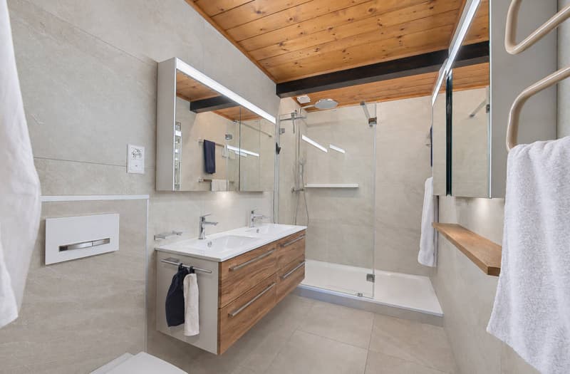 Salle de douche attenante à la suite parentale