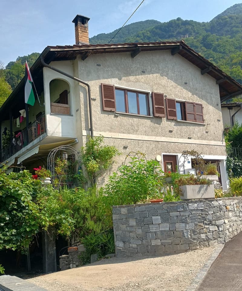Casa con vista lago a Cugnasco (1)