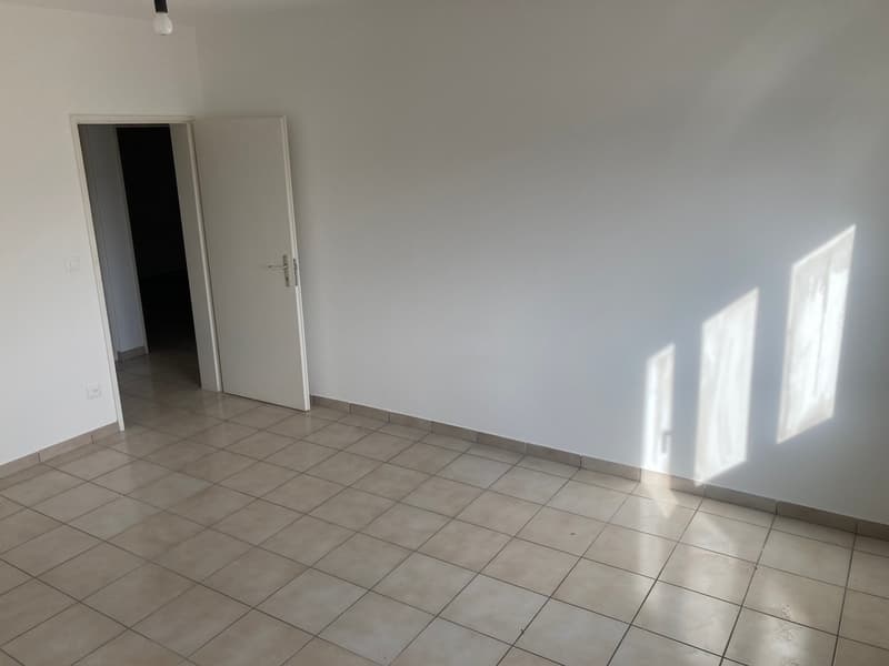 GRANDE Appartamento 4 locali con balcone a Stabio (11)