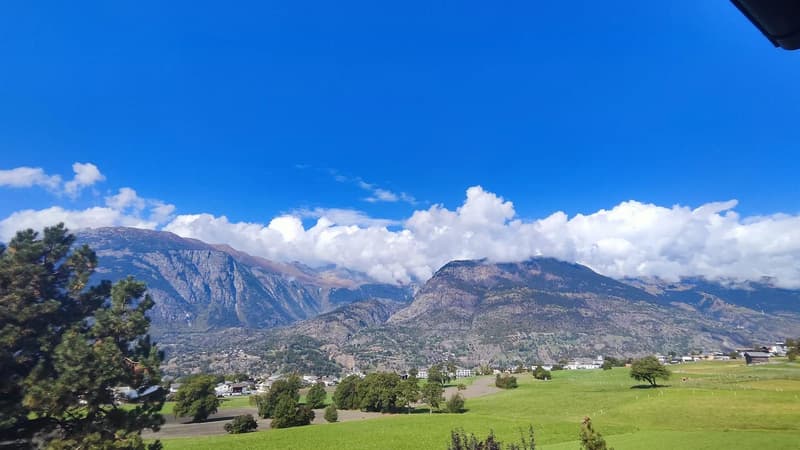 Grosszügige 5.5-Zimmer-Wohnung mit zwei Balkonen und Bergblick in Ried-Brig (3)