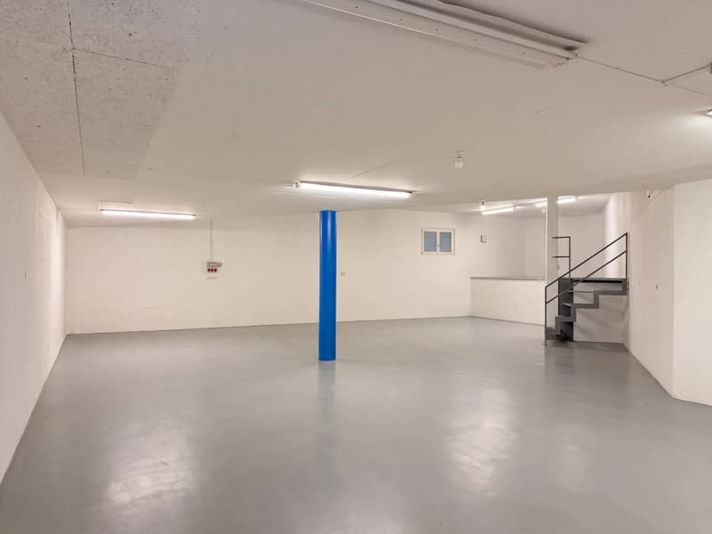 180 m² Lager mit Doppel-Garagentor in Gross mieten (1)