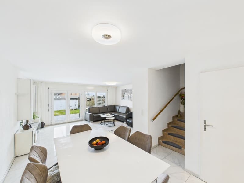 Grosszügiges 6.5 Zimmer Reihenmittelhaus mit Garten und Carport für zwei Autos (4)