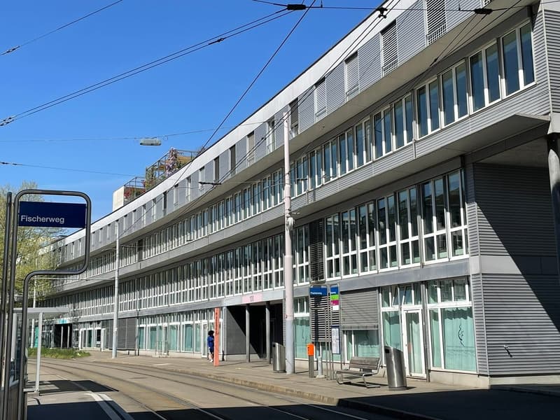Neu ausgebautes Büro mit 235 m² an der Limmat, Tram vor der Tür (1)