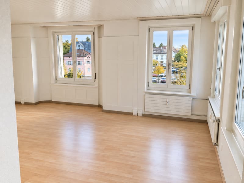 Grosszügige 5.5-Zimmer-Wohnung vis à vis vom Bahnhof! (4)