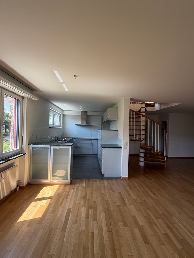 Grosszügige 7.5-Zimmer-Attika-Maisonette-Wohnung mit Balkon und 3 Garagenplätzen (3)