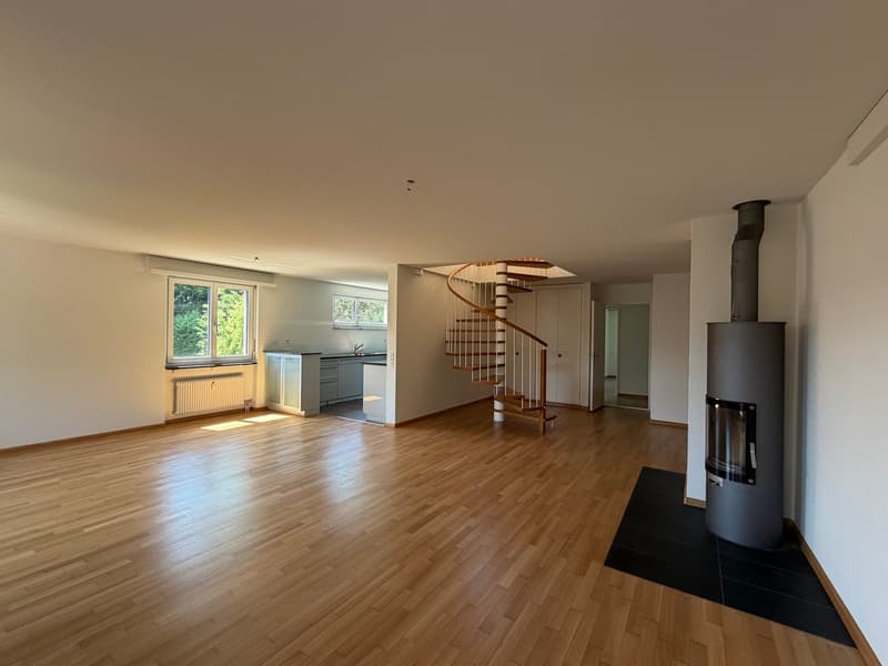 Grosszügige 7.5-Zimmer-Attika-Maisonette-Wohnung mit Balkon und 3 Garagenplätzen (1)