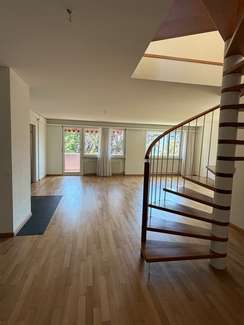 Grosszügige 7.5-Zimmer-Attika-Maisonette-Wohnung mit Balkon und 3 Garagenplätzen (2)