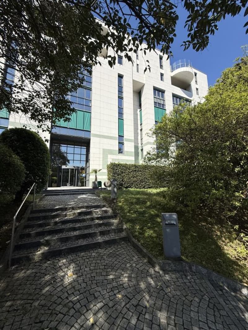 Prestigioso ufficio con vista dominante sulla città. Adatto uso misto abitativo (2)