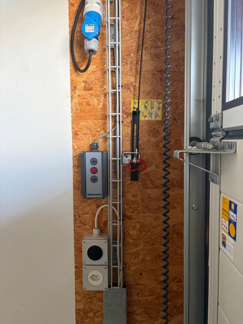"Gewerbebox, zweigeschossig, Raumhöhe im EG 4.26 Meter, erschlossen mit Sektionaltor" (7)