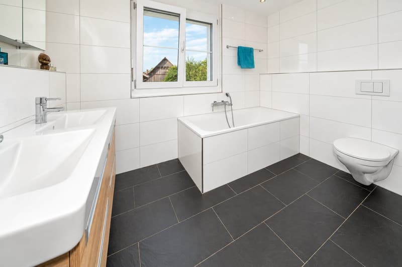 Stilvolle 4,5-Zimmer-Wohnung mit 2 Balkonen, Aufzug & 2 TG-Stp. in Lengwil (20)