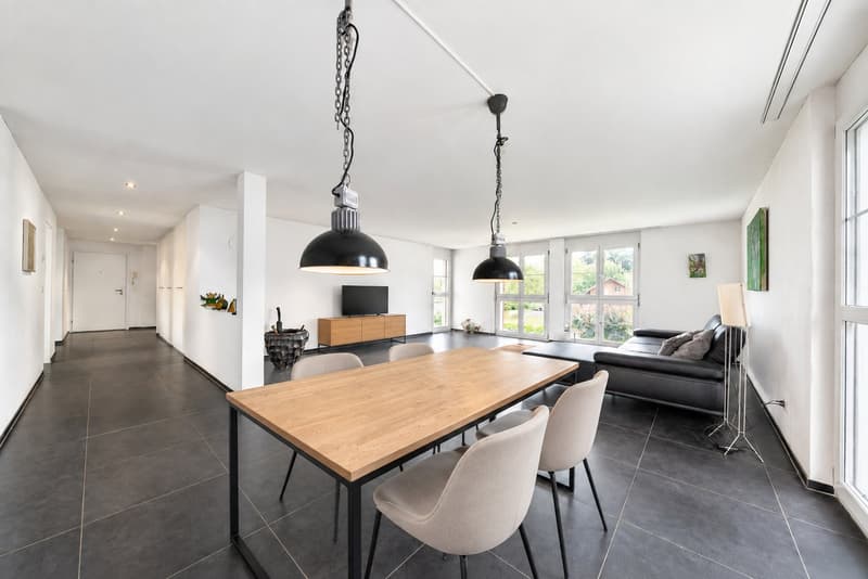 Stilvolle 4,5-Zimmer-Wohnung mit 2 Balkonen, Aufzug & 2 TG-Stp. in Lengwil (1)