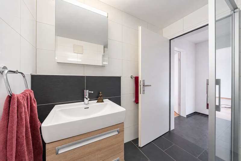 Stilvolle 4,5-Zimmer-Wohnung mit 2 Balkonen, Aufzug & 2 TG-Stp. in Lengwil (25)