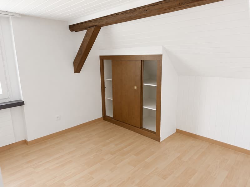 Appartement ancien de 5 pièces confortable avec une hauteur de pièce de 2,10 m (7)