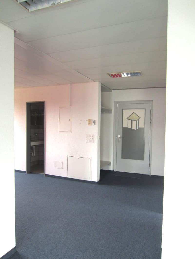 Spazi ufficio luminosi, 1 ufficio aperto, 2 uffici chiudibili, balcone, cucina e toilette (6)