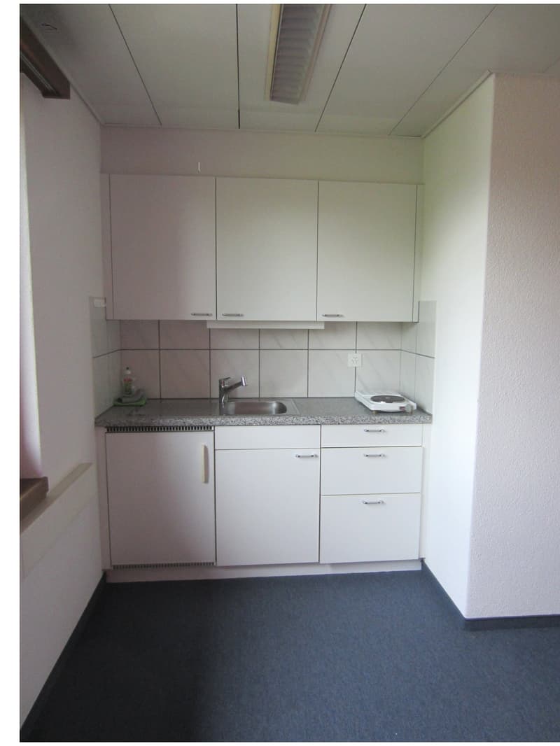Spazi ufficio luminosi, 1 ufficio aperto, 2 uffici chiudibili, balcone, cucina e toilette (7)