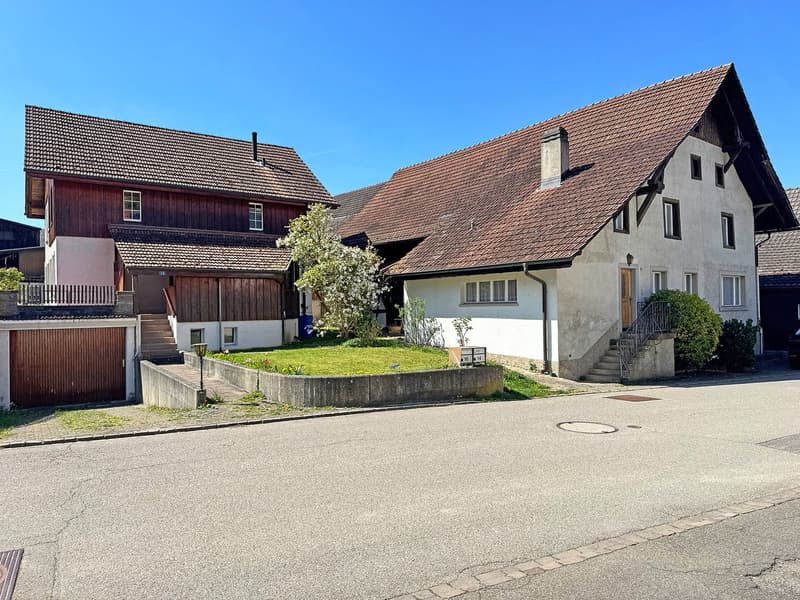 House with barn and single-family home (1)