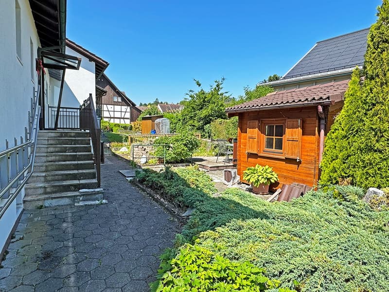 Charmantes Einfamilienhaus in ruhiger Lage in Neerach (2)