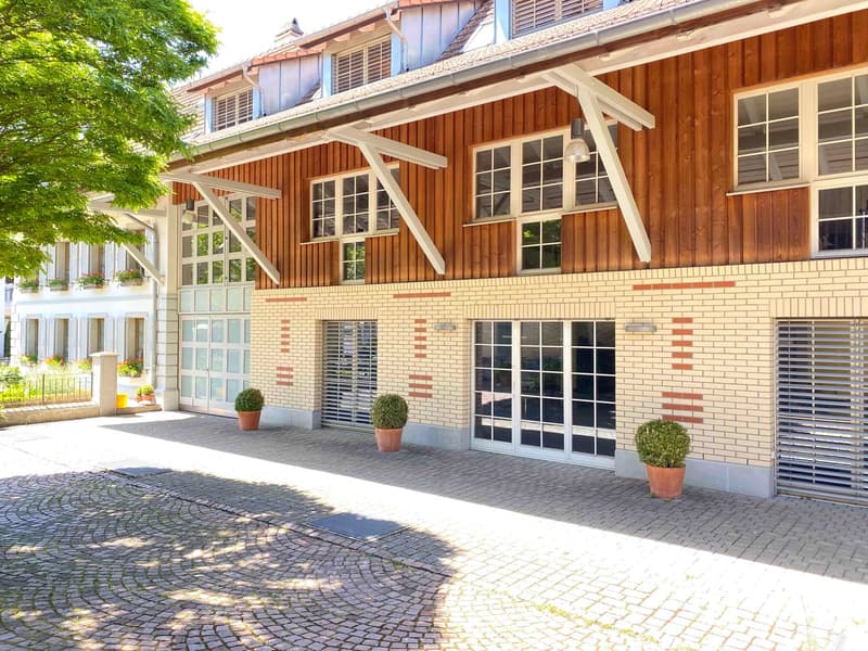 Exklusives Büro in modern renoviertem Bauernhaus mitten im Dorf (1)