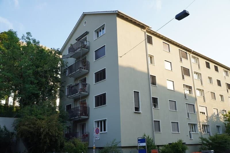 Zentral gelegene 6.5 Zimmer-Wohnung mit Balkon (1)