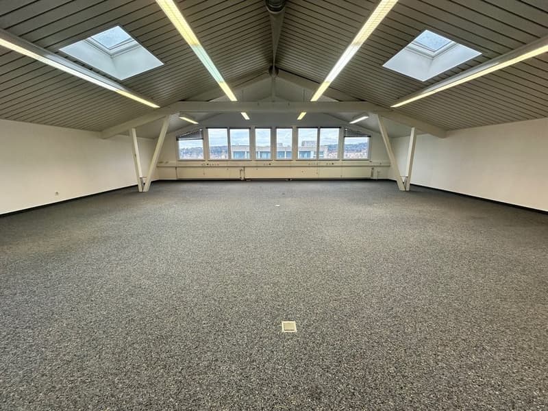 Spazio ufficio attraente e luminoso in una posizione privilegiata a Uster (2)