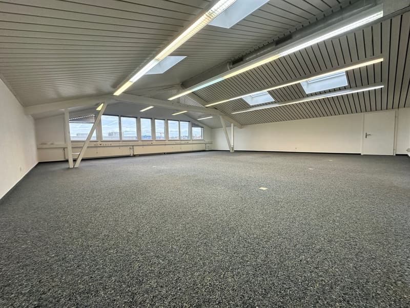 Spazio ufficio attraente e luminoso in una posizione privilegiata a Uster (3)