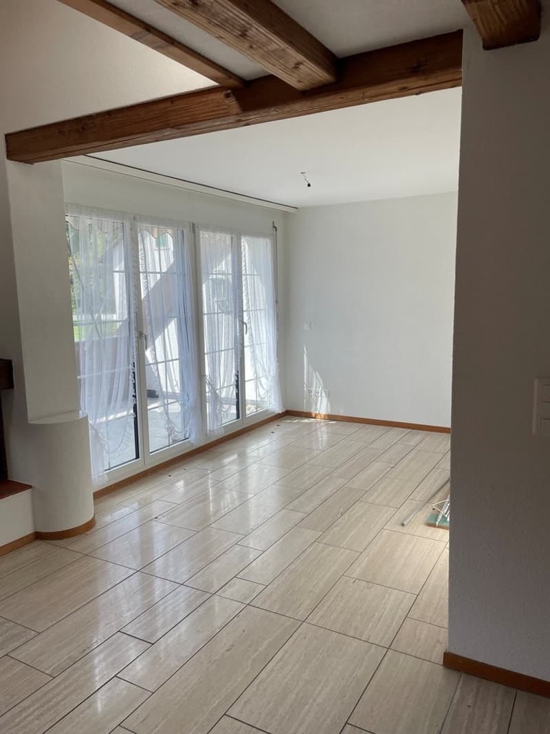 Wir bieten eine grosszügig ausgestattete Wohnung an. (5)