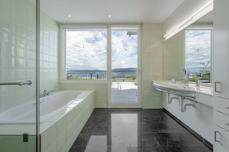 en-Suite-Bad mit Seesicht und Ausgang auf Terrasse