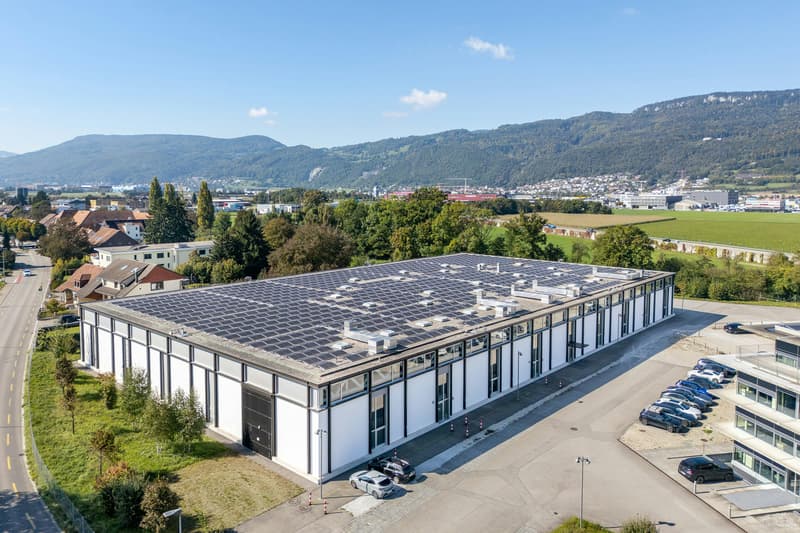 Hall moderne, grande de 5 000 m² avec bureaux et ateliers intégrés à l'intersection A1/A2 - divisible (2)