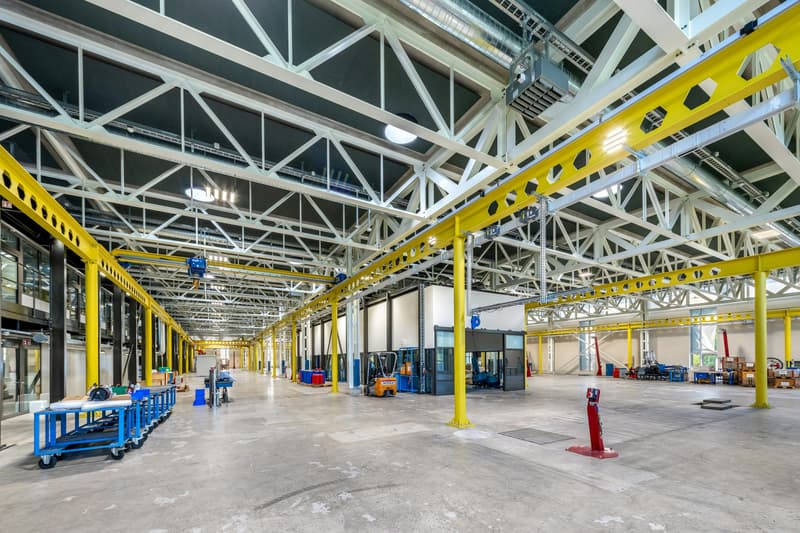 Hall moderne, grande de 5 000 m² avec bureaux et ateliers intégrés à l'intersection A1/A2 - divisible (8)
