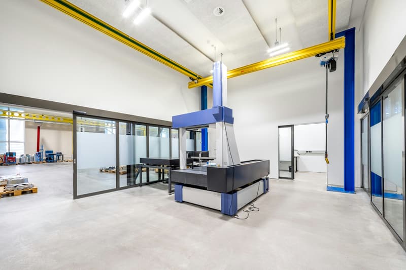 Hall moderne, grande de 5 000 m² avec bureaux et ateliers intégrés à l'intersection A1/A2 - divisible (12)