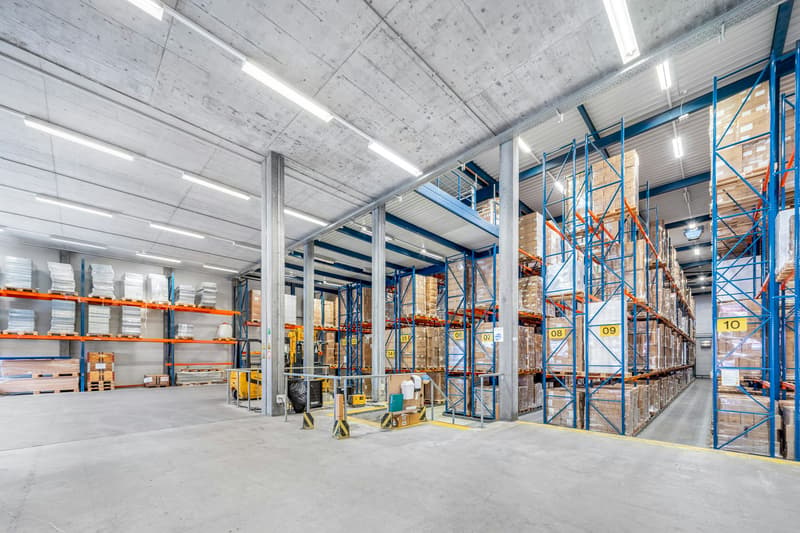 3'200 m² d'entrepôt chauffé avec étagères haute incl. des transpalettes Jungheinrich et 180 m² d'espace de bureau (4)