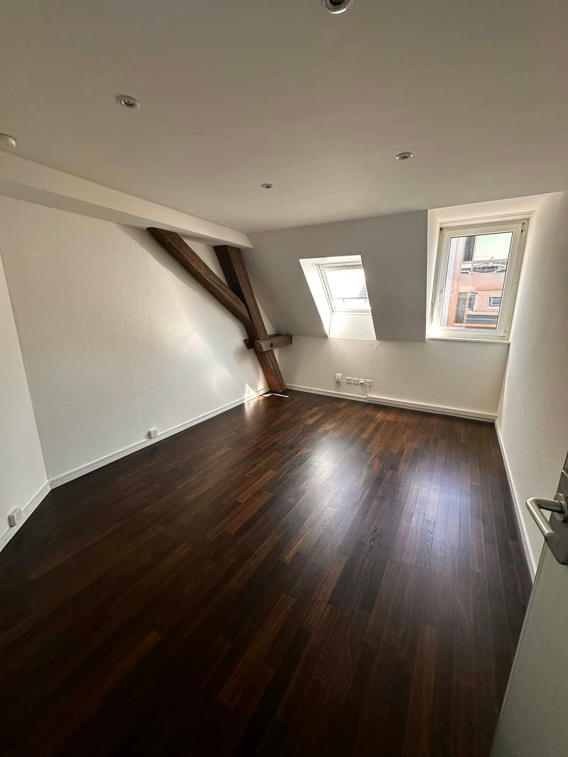 Espace de bureau moderne agrandi avec espace supplémentaire intégré (9)