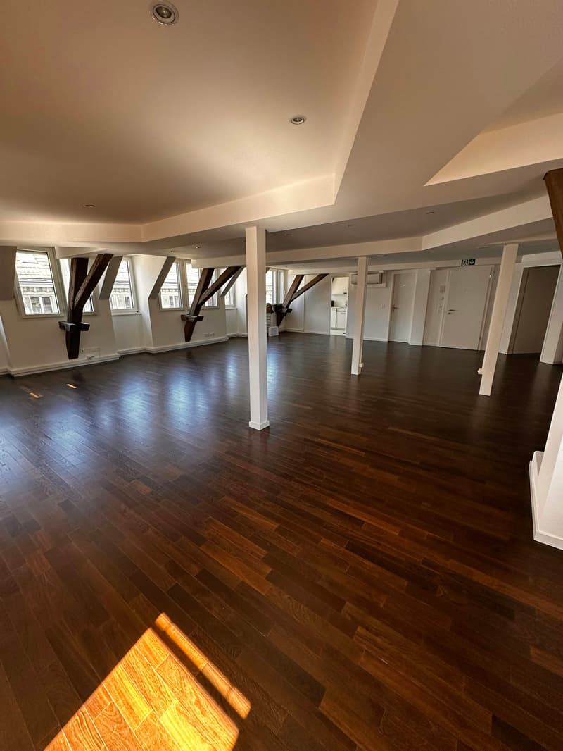 Espace de bureau moderne agrandi avec espace supplémentaire intégré (11)