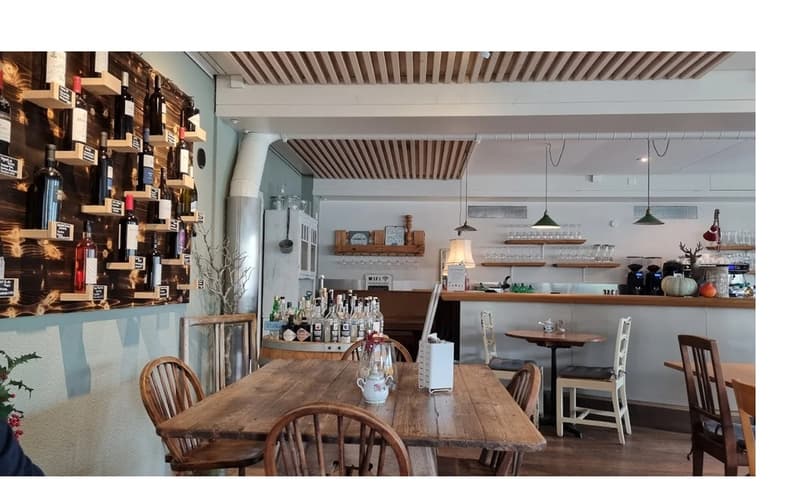 Popular restaurant with charm (3)